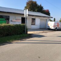 Außenansicht der Firma auf den Lagereingang im Postweg